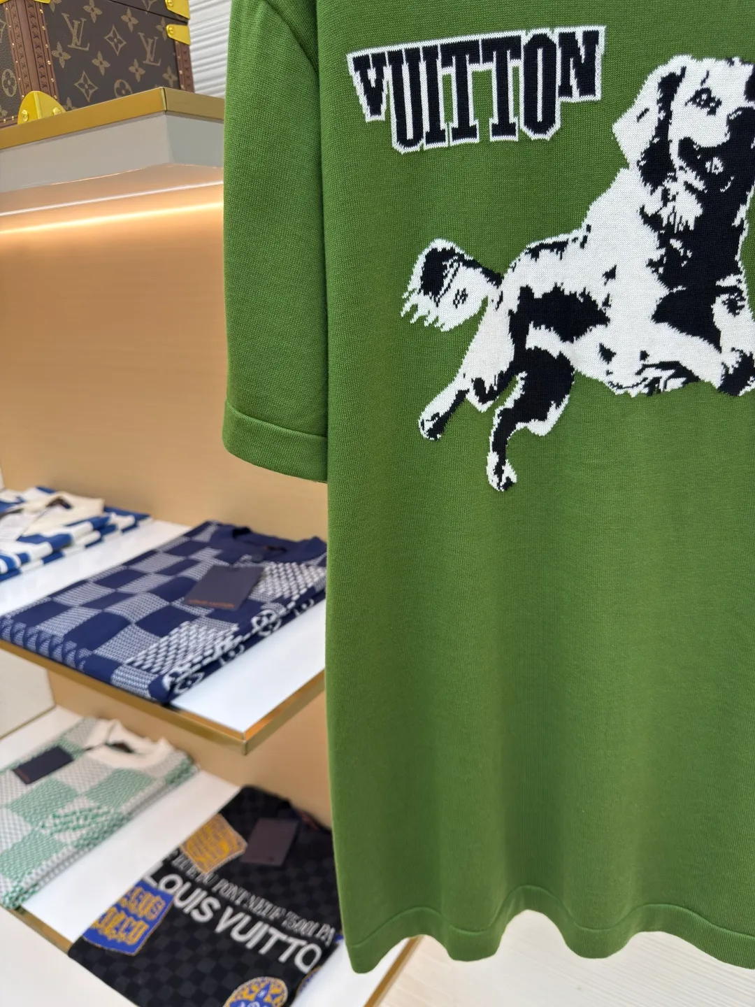 LOUIS VUITTON Golden Retriever Puppy Woolen Short Sleeves ●Authentic product: purchased and developed by 8706 ●Item number: 1680011-A65 ●Fabric: high-quality pure cotton ●Technology: Woolen ●Version: Fitted version ●Size: XS-S-M-L ●Description: It is made of high-quality pure cotton 14S fine knitted fabrics and wool hanging machines imported from Germany. The knitting threads are color-matched to the original garments, environmentally friendly fixed dyeing, and customized cotton yarns are introduced. The jacquard fabrics require fine yarn counts and extremely high requirements for raw cotton. The inlaid logo pattern on the chest and back is a pattern drawn by computer scanning. The pattern is exquisite and delicate. The jacquard is made of imported high-quality cotton yarn fabric with warp and weft interlaced to form a jacquard pattern structure. It is not only beautiful and elegant, but also has a certain artistic value. The overall wiring is straight and delicate. The fabric is comfortable and soft. The color is consistent and there is no color difference. The overall wiring is straight and delicate. It can be matched with the same style to create a fashionable look and control various occasions. Customized accessories, complete with three standards, same style for men and women!